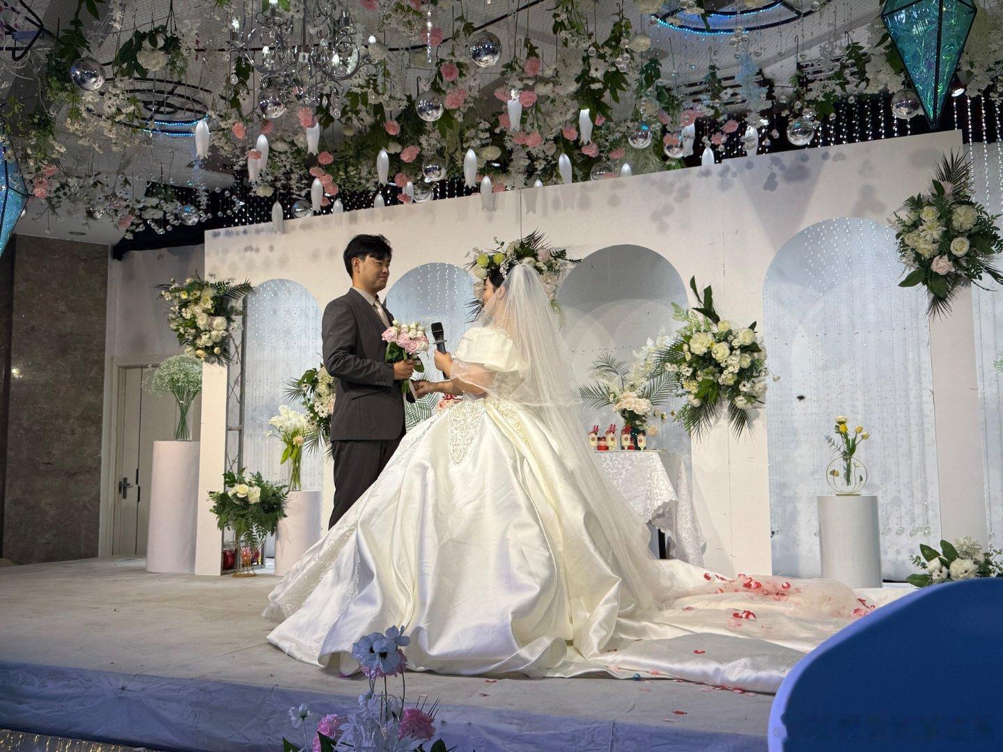 昨天好兄弟结婚， 这几天一直忙忙碌碌。刚睡醒，祝兄弟新婚快乐 [嘻嘻]   大家