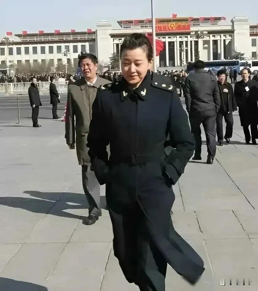 多少年了还这么好看，好久没有看到她出来唱歌了，连名字都想不起来了[捂脸]这个军衔