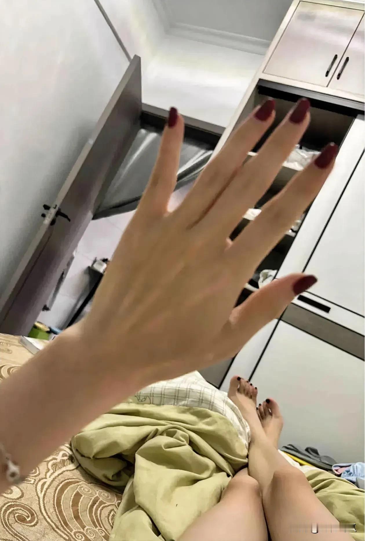 手手