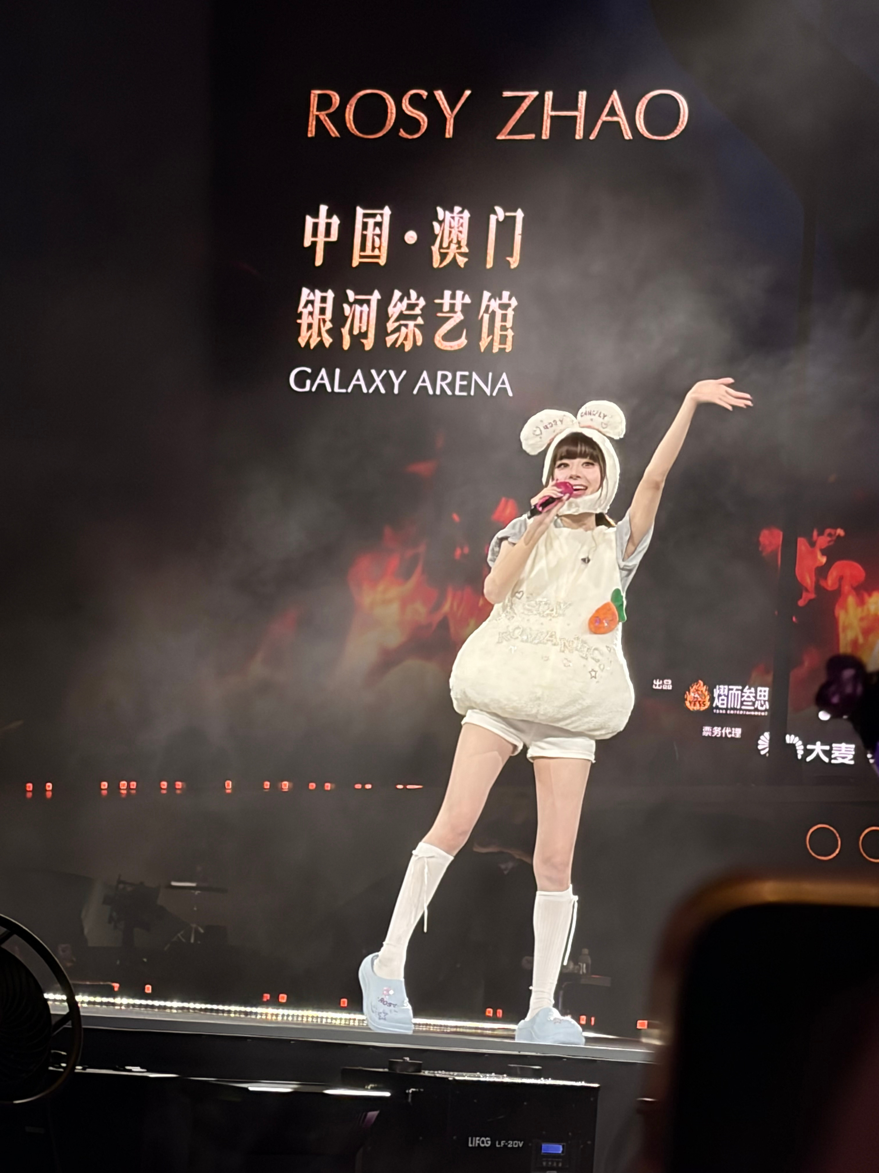 赵露思澳门演唱会 先来一些动图 明天上精修赵露思