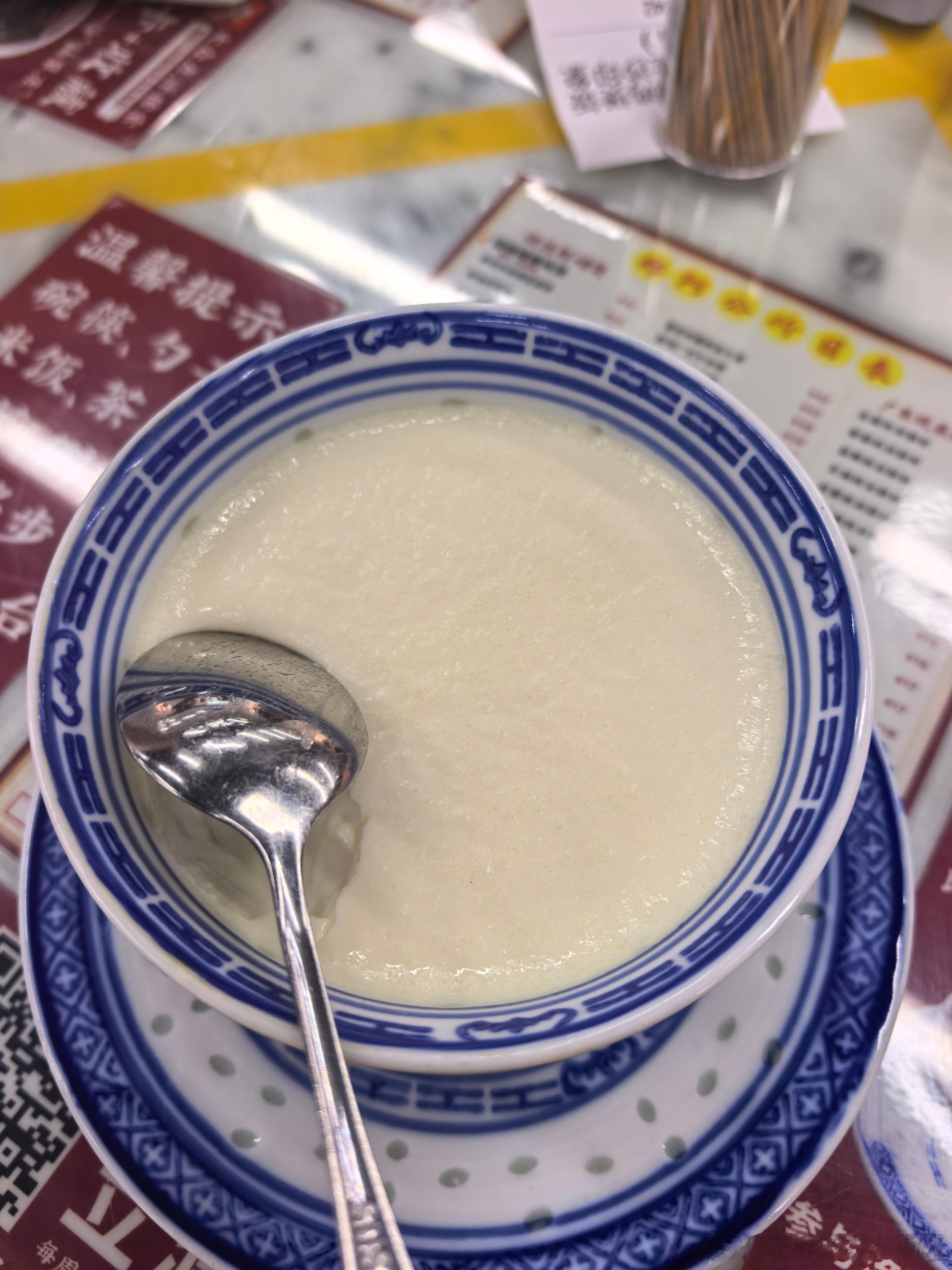 顺德美食顺德鸡煲 和双皮奶 ，堪称广府美食江湖里的“冰火搭档”——一个浓烈滚烫，