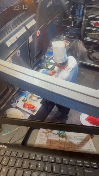 一名饭店厨师只是用鼻子闻了一下昨天剩的一盒调料汁，最后竟然被熏晕了？
这可把旁边