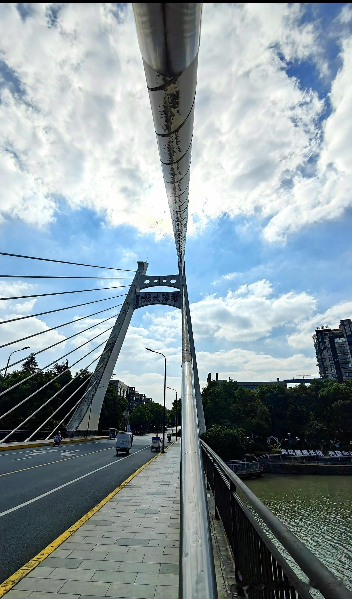 人生随缘，讲规矩，顺自然，如此方能净心积福，随遇而安，乐享人生。