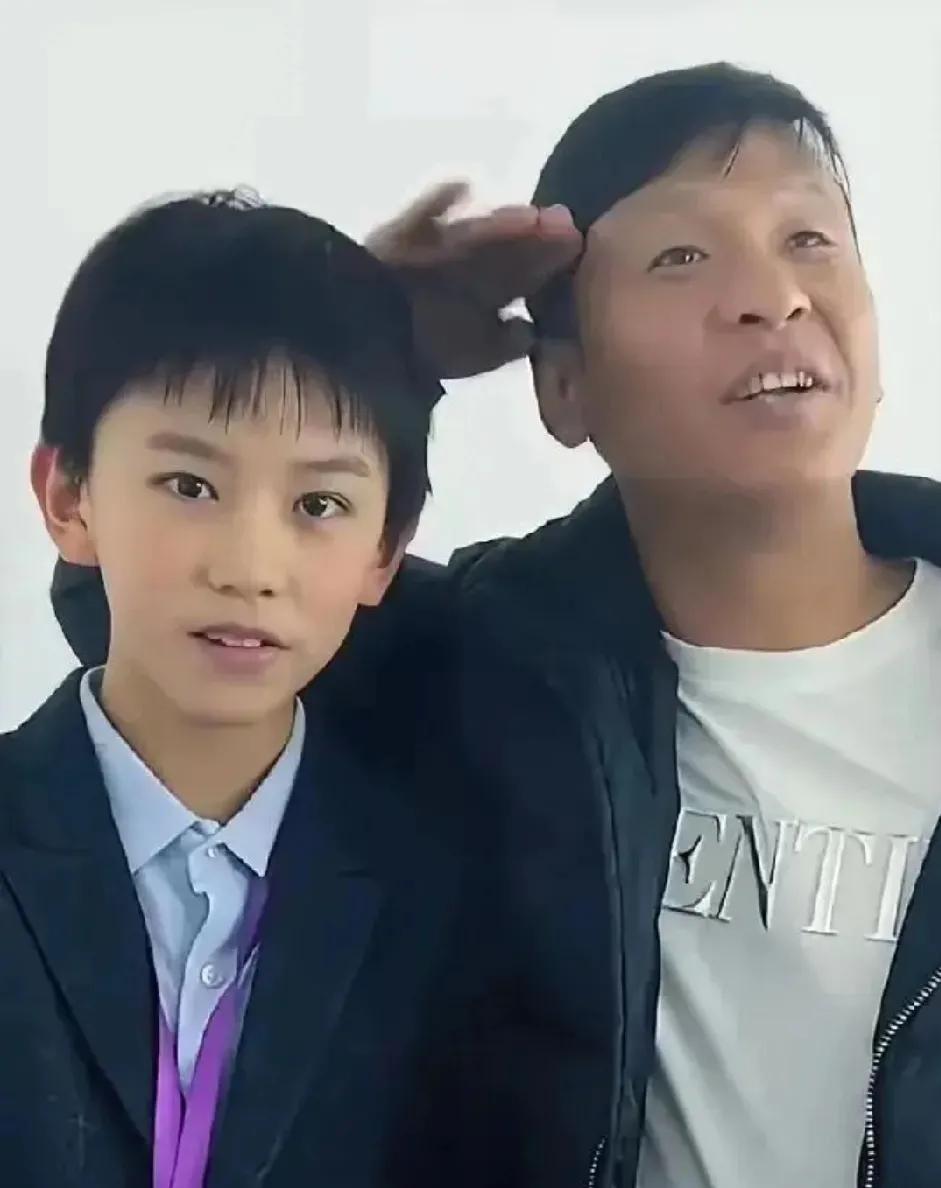 有人说他们是真正的爷俩，看了半天，觉得不可能，但也不是不可能。没见过宋小宝的妻子