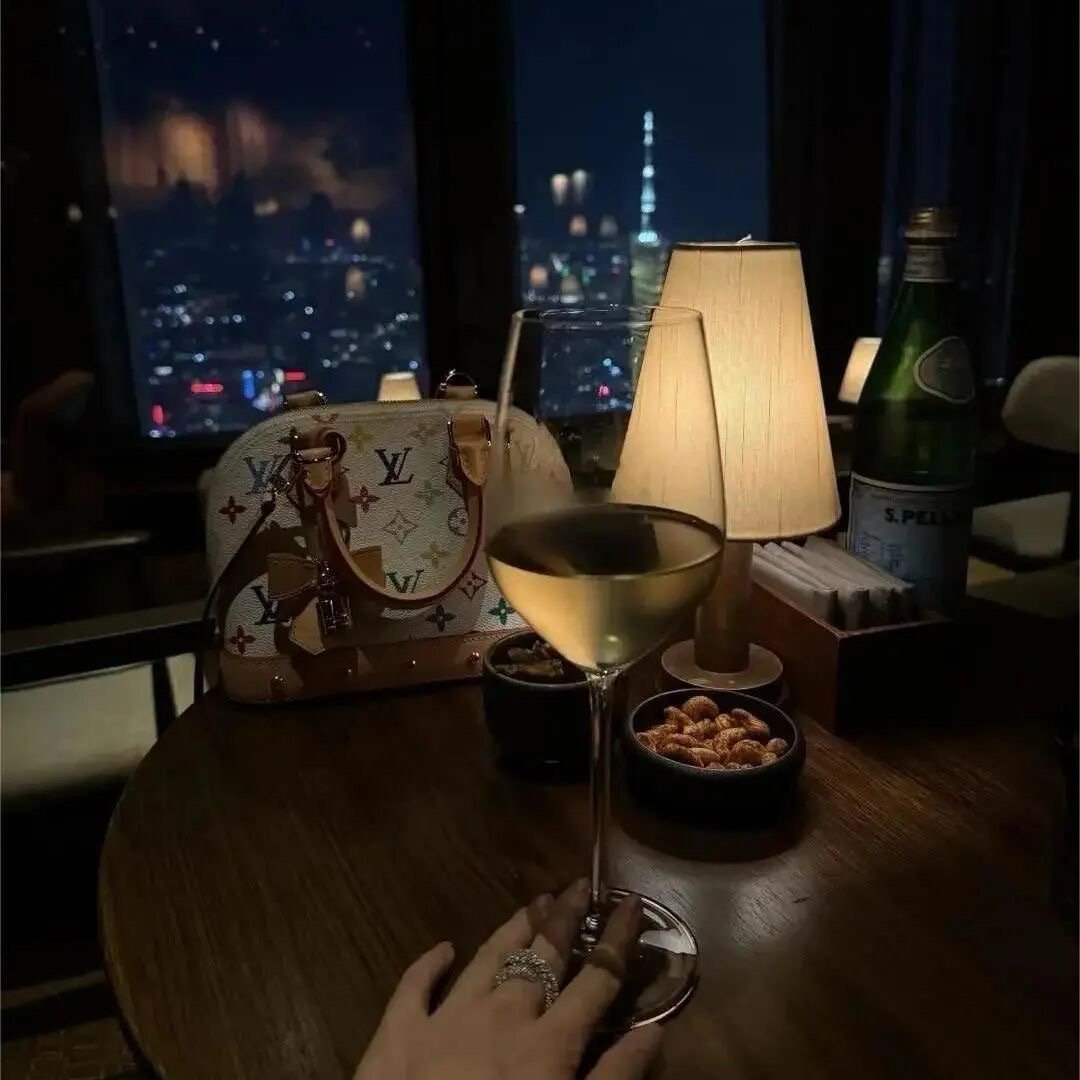 一直纳闷人与人之间为什么不肯说话解除误会 直到我也变成哑巴 有些话说了显得矫情 