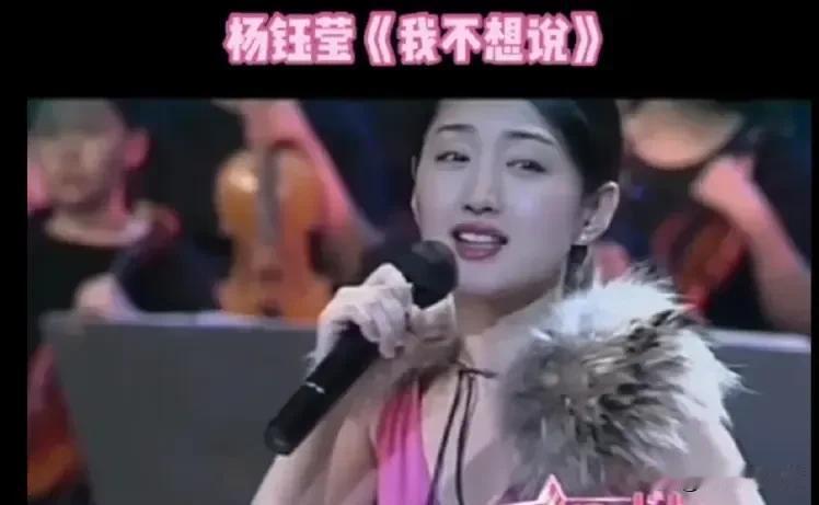 那时候没医美，没滤镜，她真的扛住了所有镜头！
用风含情水含笑来形容她，真的贴切，