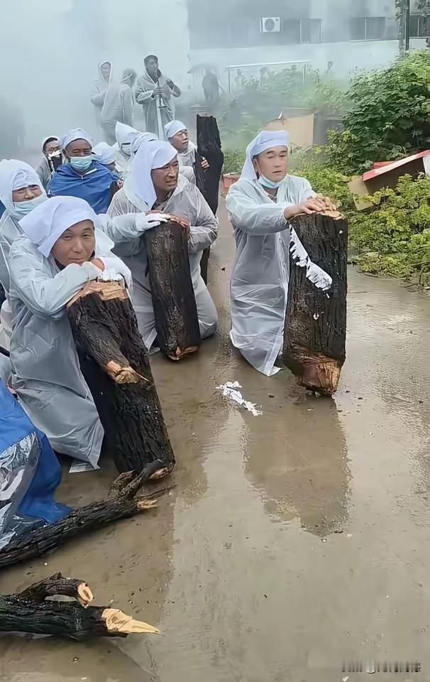 孝子贤孙们搞的仪式感倒是很强的，但是每个人脸上绽放出来的笑容，以看手机的画面，感