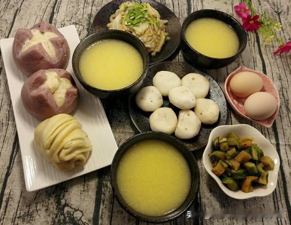 身体健康需要的早餐都有哪些?小笼子十小米粥十蒸玉米蓝瓜十咸菜十茶叶蛋
这样的早餐