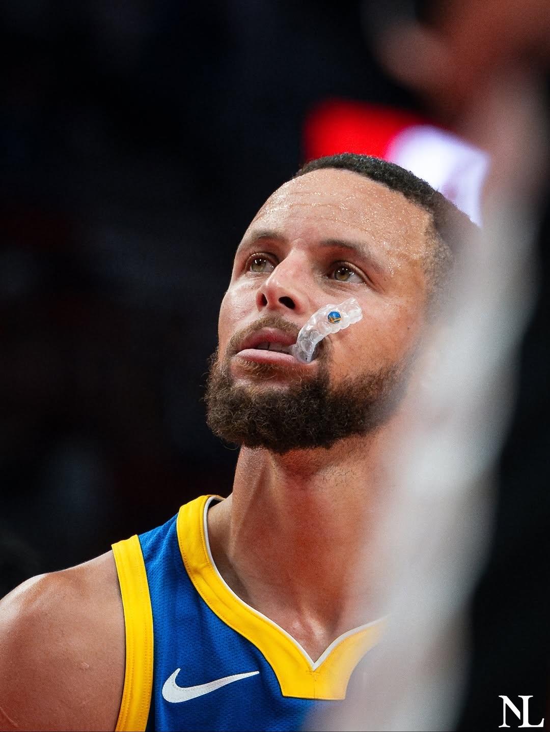 要把眼光放到别人的优点上面，这样与人相处的时候才能更好的去吸收他们的正能量，而不