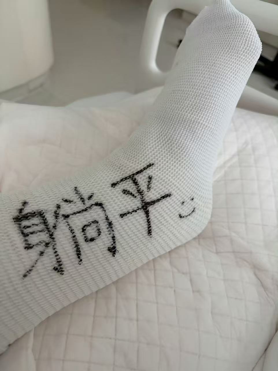 陈妍希晒受伤照报平安陈妍希受伤照啊！姐姐受伤了！还不忘给大家发文报平安，一定要照