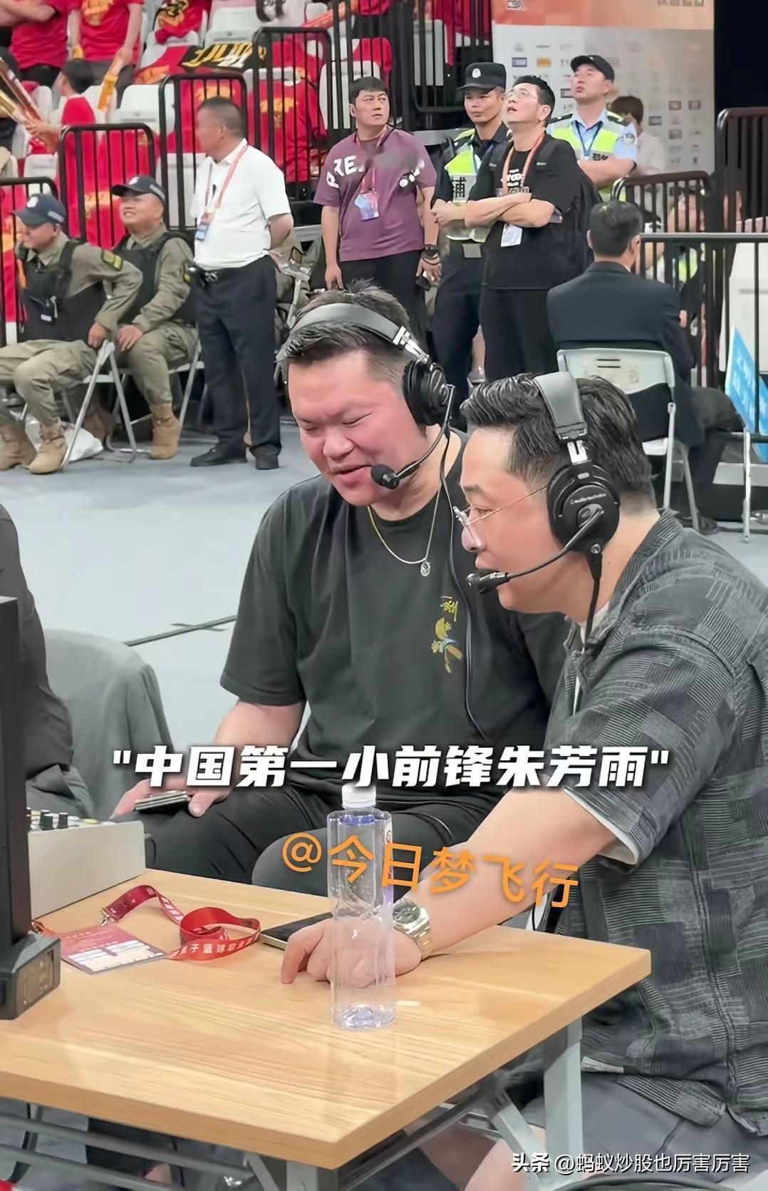 网上说朱芳雨卸任后探店，实属不实消息！朱芳雨是在22日从天津飞返广东，当晚去到东