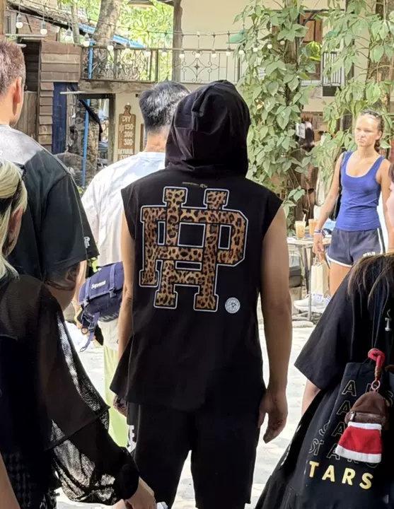 周杰伦无袖帽衫周杰伦穿无袖帽衫了！谁的青春回来了！周杰伦无袖帽衫路透哥你多穿我爱