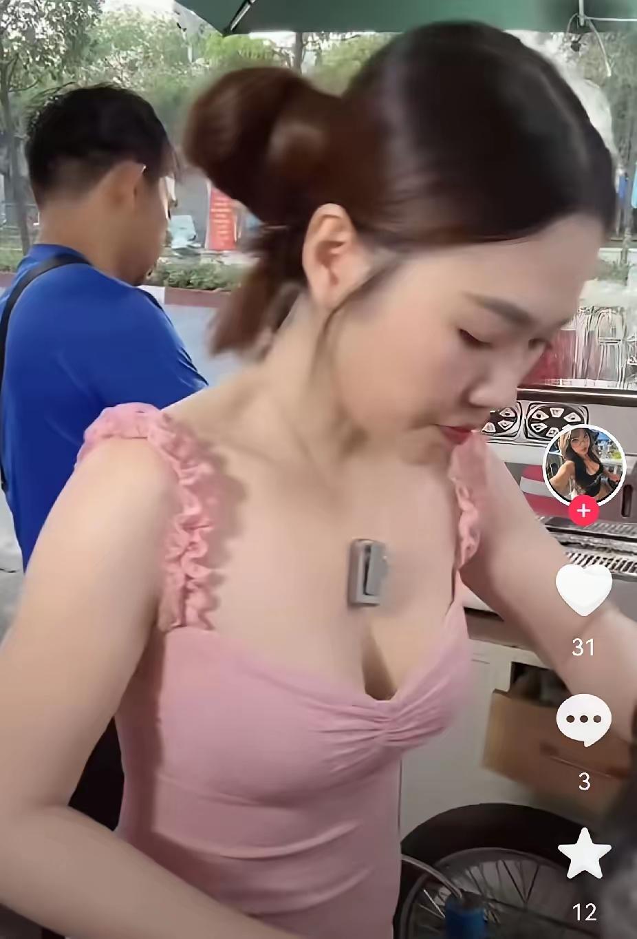 这可真是一对奇葩夫妻，奇葩到我无话可说！奇葩1：女的摆地摊的，穿得很暴露，男的居