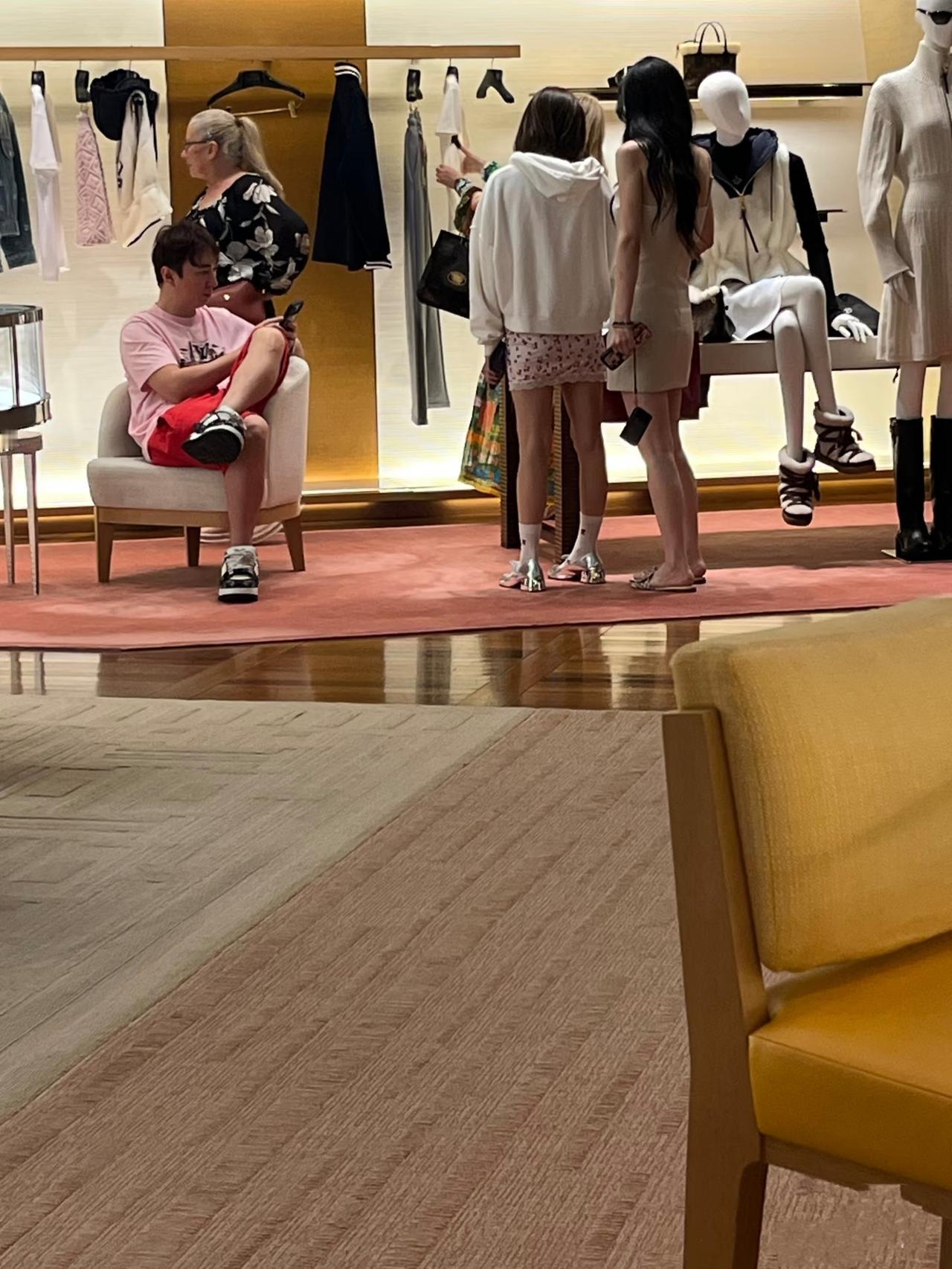 王思聪现身新加坡金沙！
11月5日，有网友在新加坡金沙偶遇王思聪！
画面中，王思