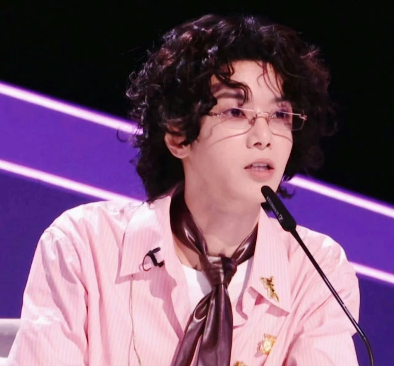 华晨宇卷毛小羊华晨宇一头卷毛➕粉色衬衫造型也太可爱了吧，好想rua～声鸣远扬直播