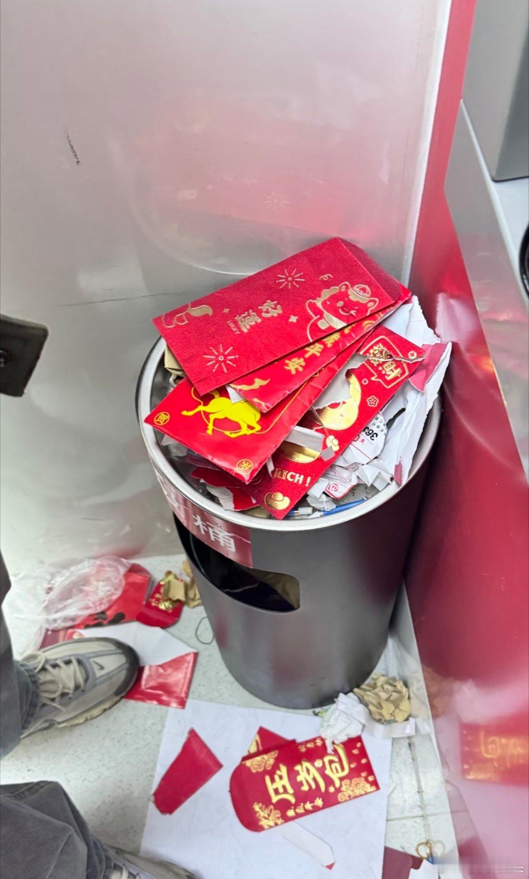 过年后的银行ATM机过年前的银行ATM机被掏空，过年后的银行ATM机被塞满。手里