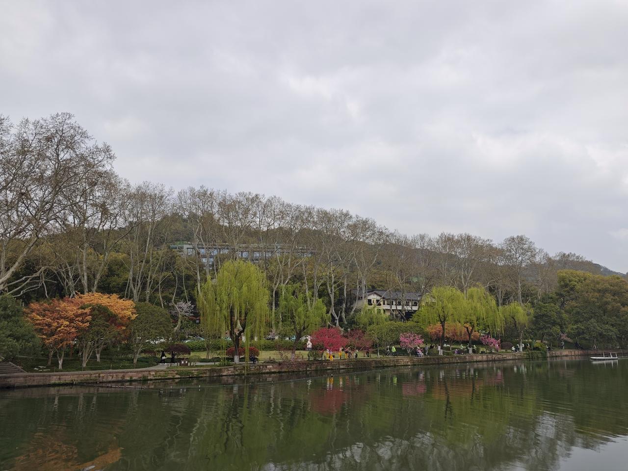 国学大师曾仕强教授说：“子女有两种，一种是来报恩的，一种是来报仇的。”所以说家庭