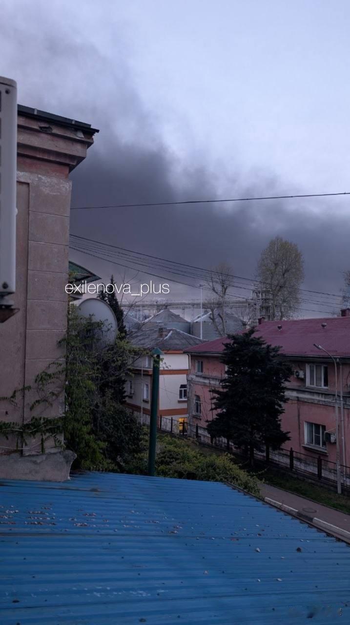 在乌克兰无人机袭击后，图阿普谢炼油厂再次燃起大火

4月27日夜，俄罗斯图阿普谢