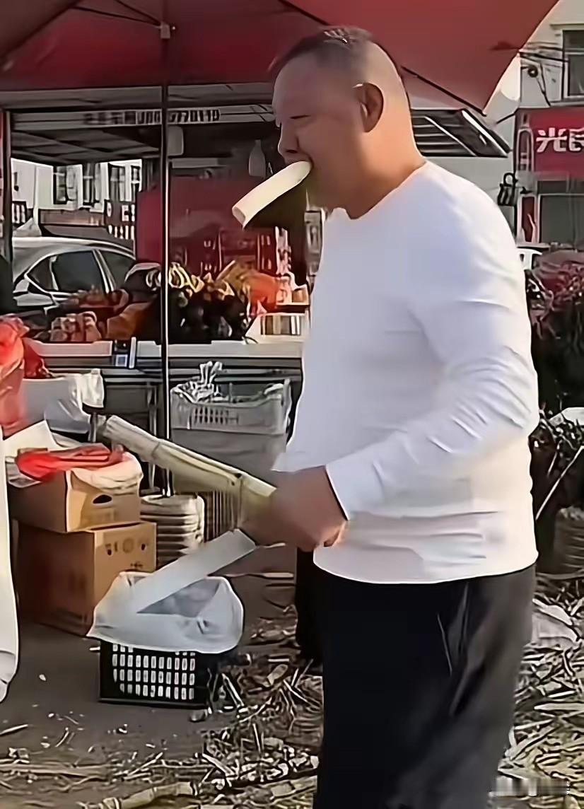 真是被笑到了！退休的于东来居然在街边卖甘蔗！
看他那一脸陶醉、边卖边吃的样子，这