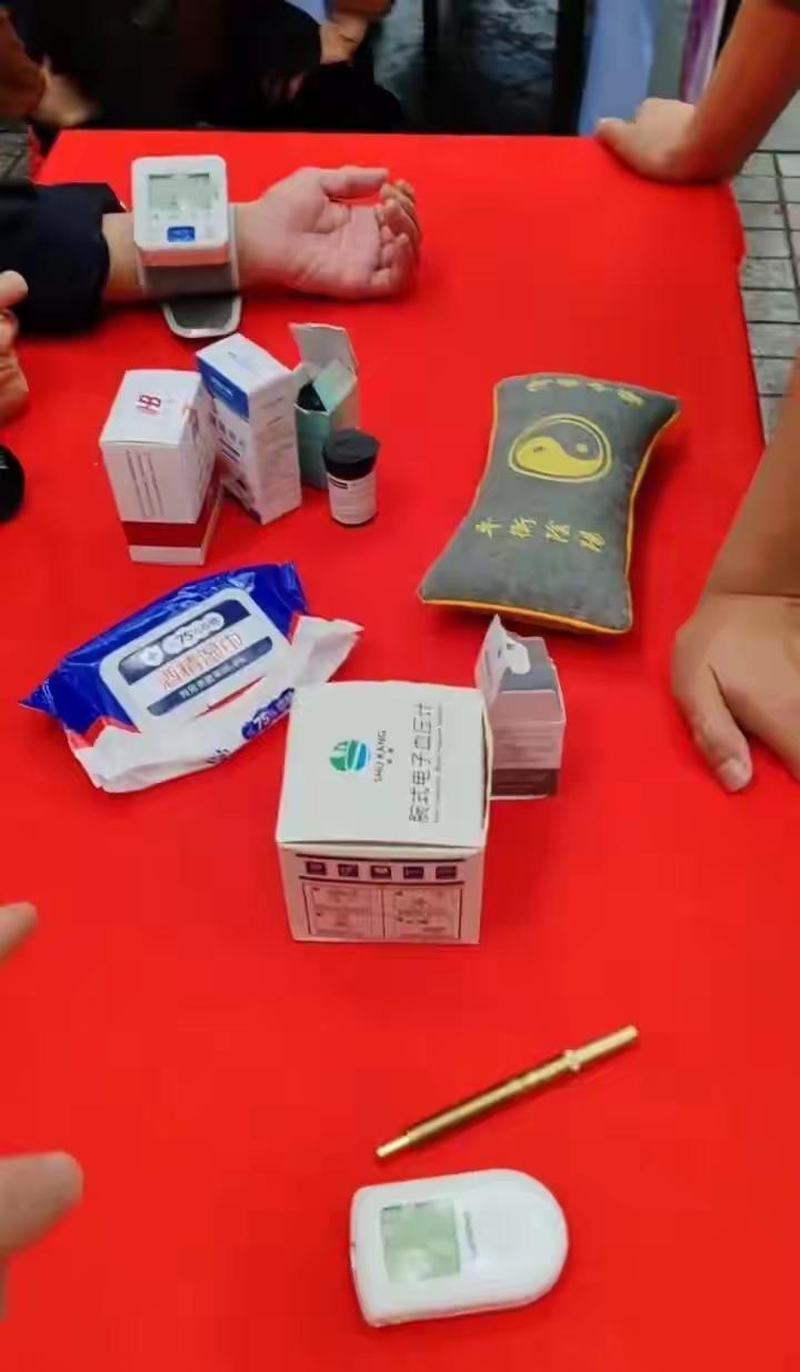 采血针头只能给一个人使用这是基本常识，不要说专业的医护人员，普通人都懂得这个道理