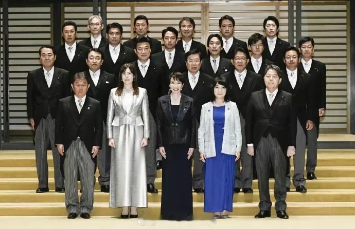 对日本高层个人来说，推动当前政策，短期内能获得权力、金钱、历史虚荣心的极大满足，