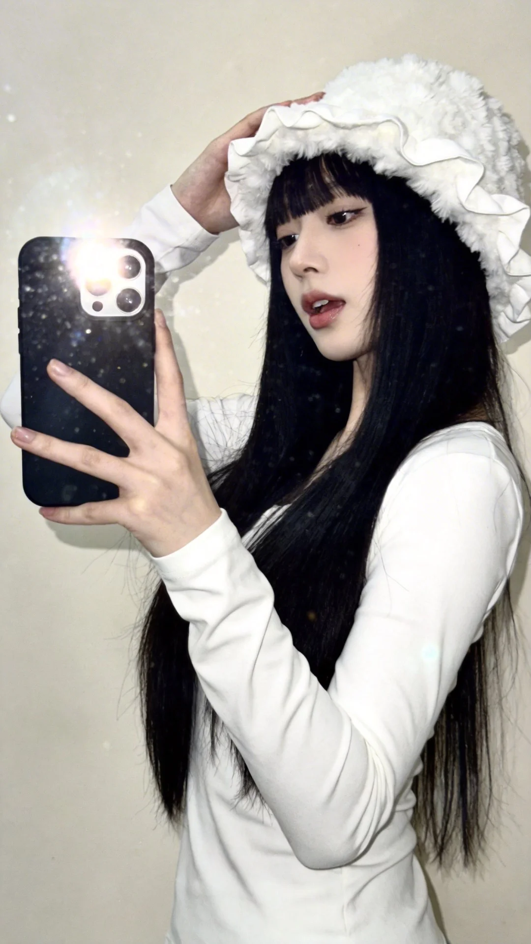 一位长发及腰、模样可爱的女生，采用超广角，体现动态美学，感受风，与镜头...