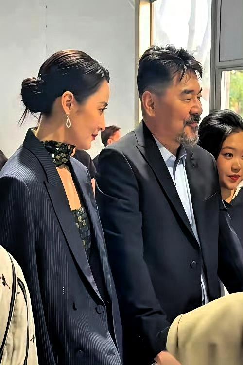 全网玩梗“著名歌手”，陈建斌回了一句：“我是业余的。”

记者问他怎么看待这个称