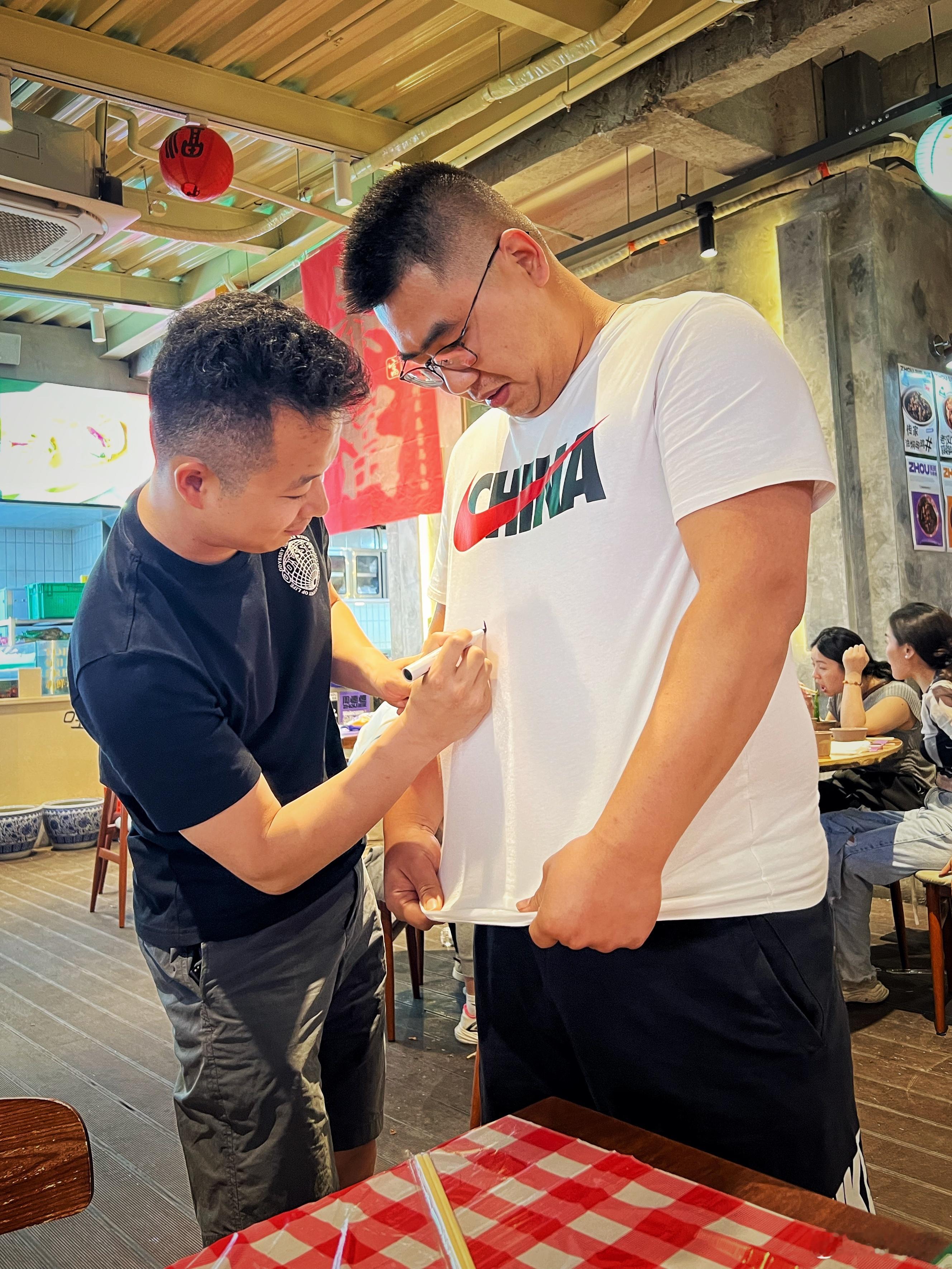 晚上出来看脱口秀，感觉今年五一来武汉旅游的朋友们也不少啊，吃宵夜还碰到西安来的粉