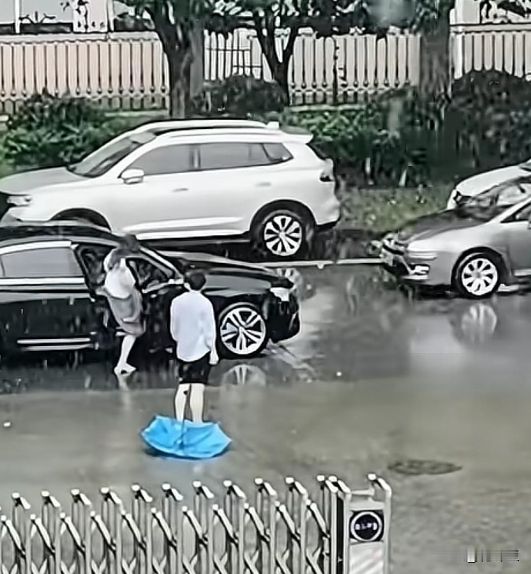 她拒绝他的勇气是有辆车在等她？下雨天，一小伙子来给女子送伞，却遭到了女子无情的拒