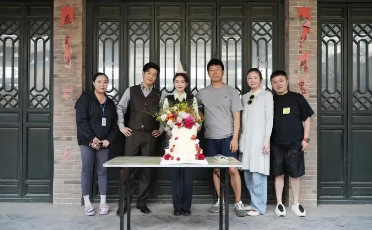 演员张佳宁在剧组过35岁生日，好友宋茜特地赶来为其庆生。四层大蛋糕点缀着红色玫瑰