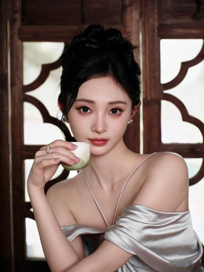 周洁琼东方美学这一块周洁琼身上的东方韵味 一袭银白缎面长裙漫步中式古庭院，眉眼温