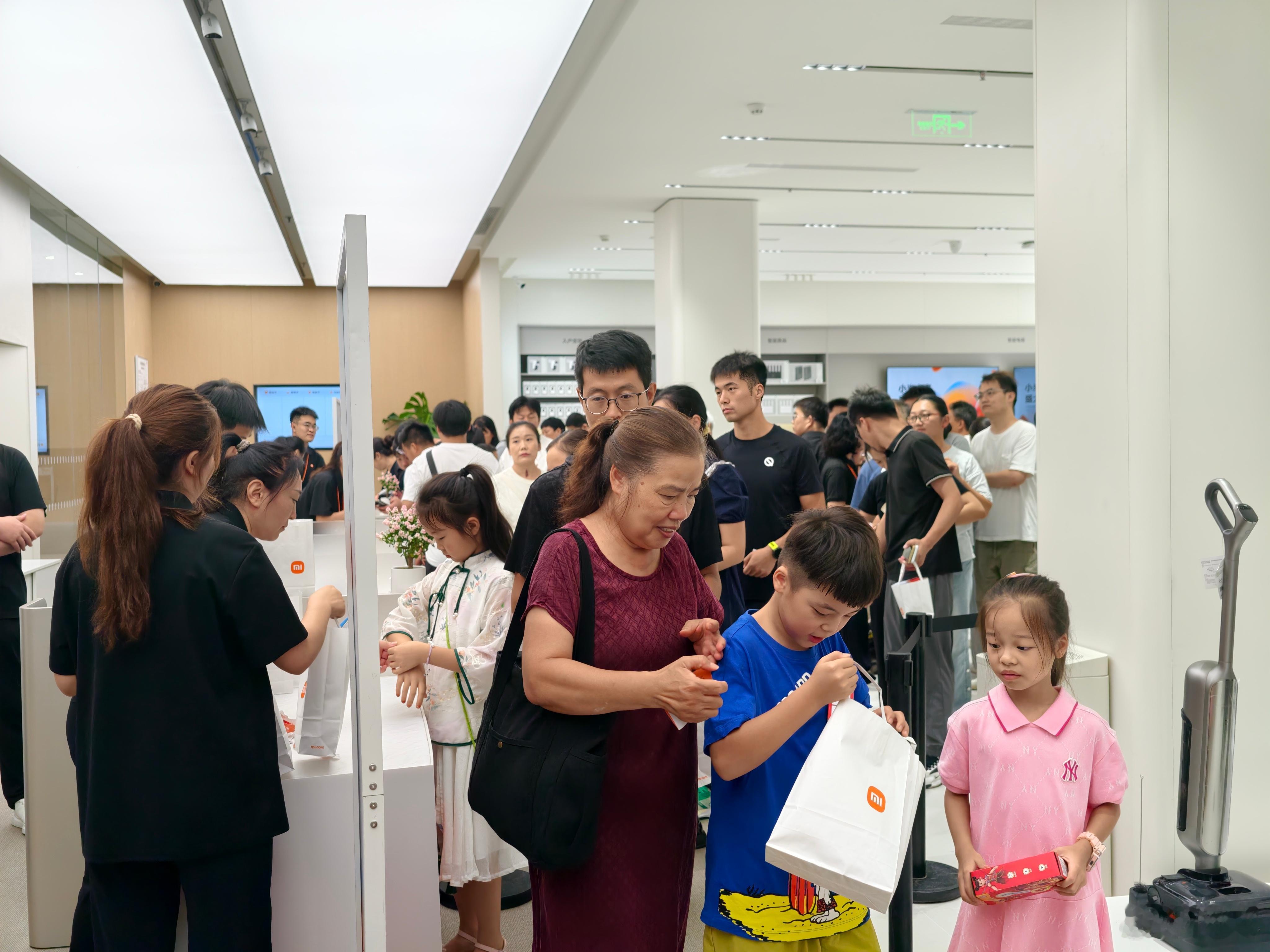 周六的早上，来参加小米之家标杆店开业，装修风格蛮高级的，而且据说服务提升也很大，