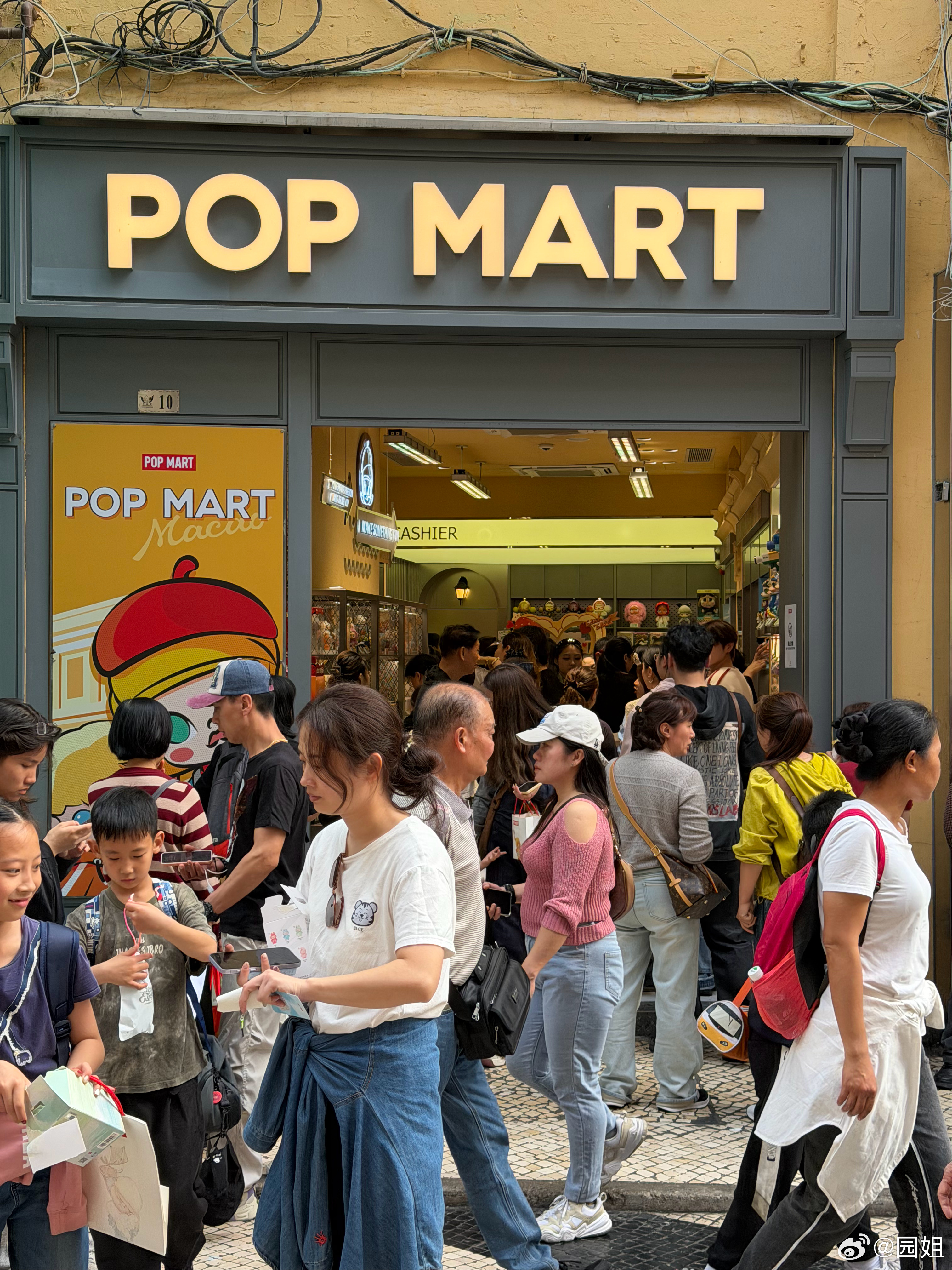 泡泡玛特还真是哪哪都火，在澳门也排队才能进去