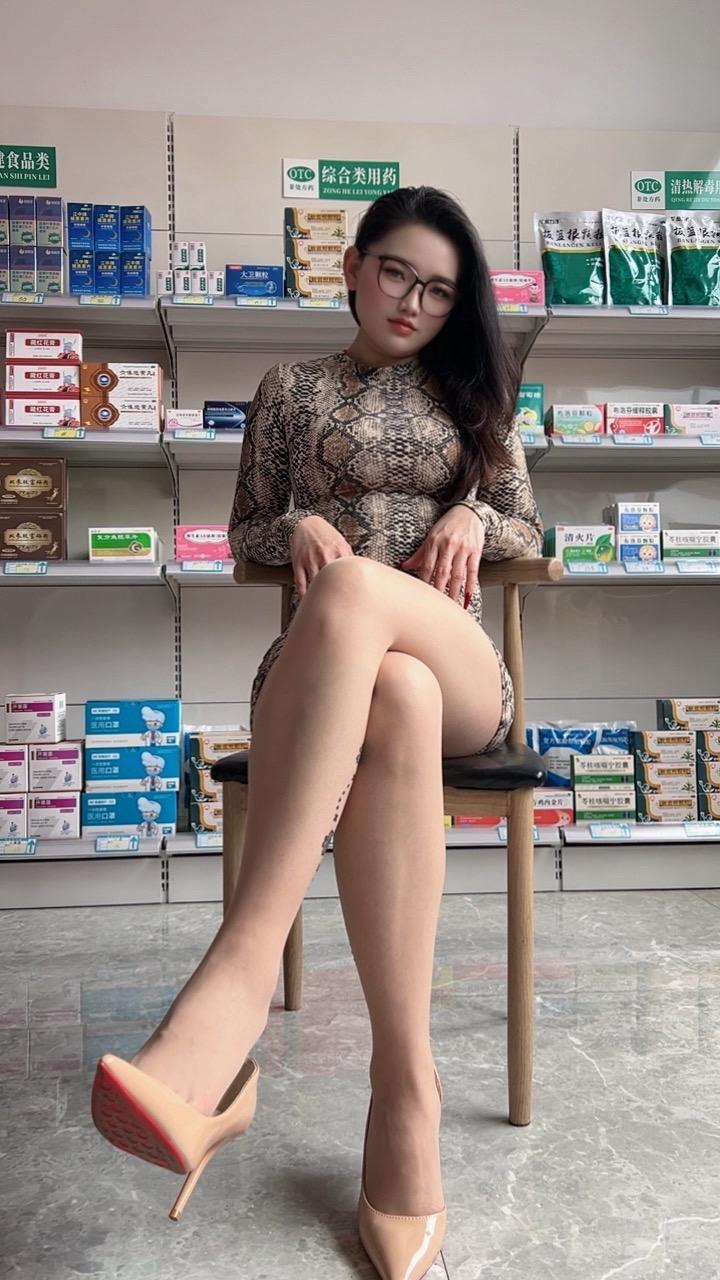 御姐风细跟高跟鞋太绝了 美女老板娘日常 好身材好气质 是你的理想女朋友吗 这样的