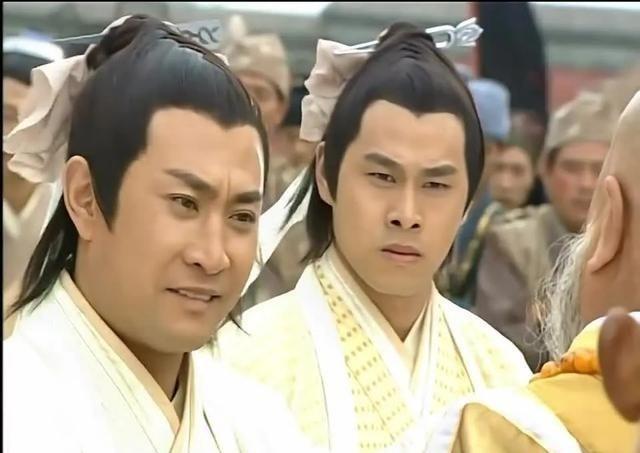 宋远桥是武当七侠之首，理论上武功应该最高，实际他连俞莲舟百招都接不下！
宋远桥是