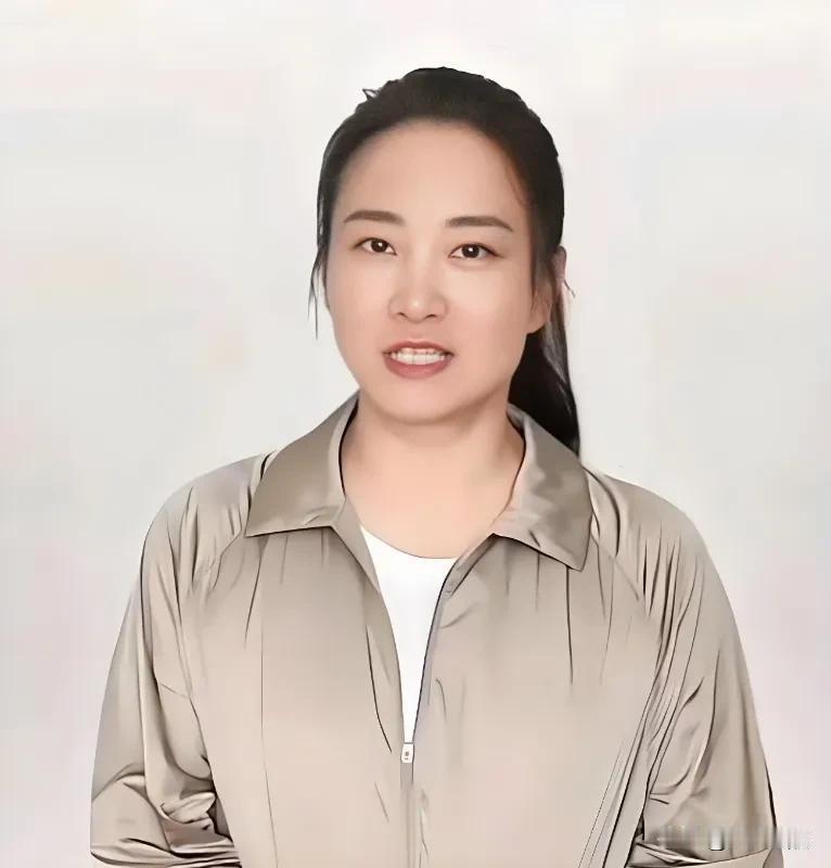 贾玲现在放在人堆里，你能认出是她吗？

贾玲以前胖，从身体健康考虑，减肥无可厚非