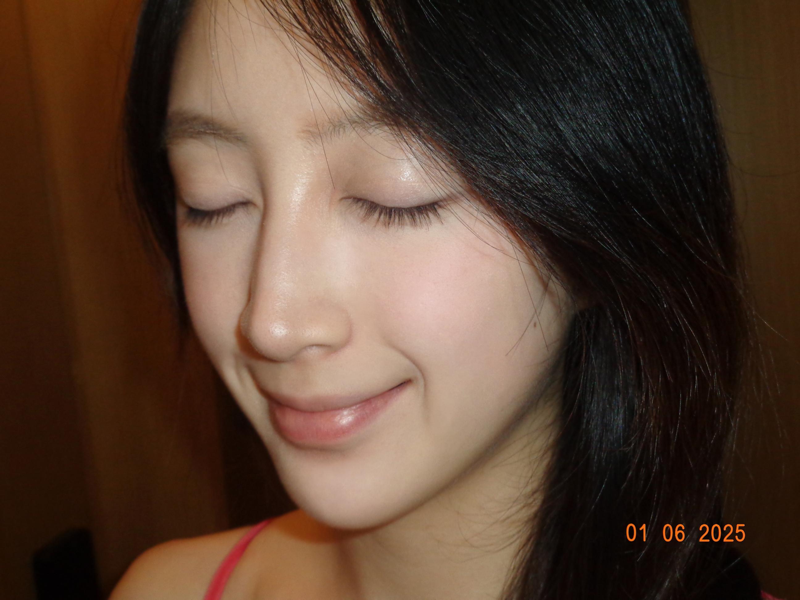 我闭上眼睛 贴着你 心跳呼吸。