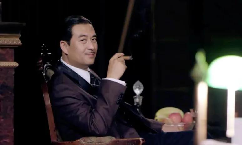 有没有觉得
在花开如梦这一部剧里
张嘉益扮演的孟老板很油腻的样子
而且是一个很有