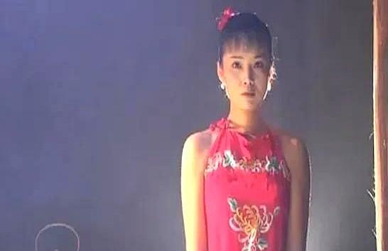 青春真的只值一件红肚兜？

同一件红肚兜，黄春穿出了水嫩，雷恪生穿出了褶皱。
