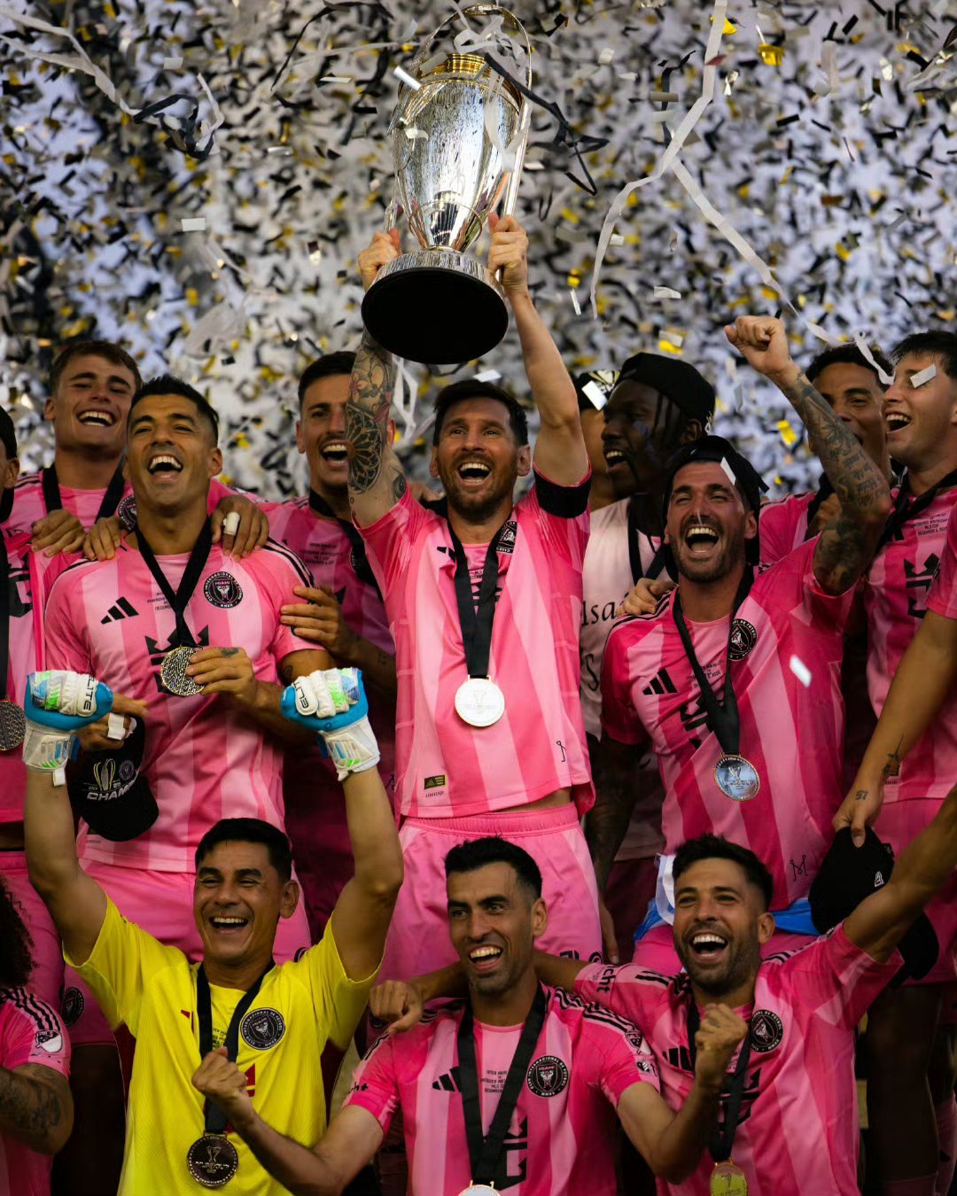 迈阿密国际主场3-1击败温哥华白浪，夺得队史首座美职联总冠军。梅西贡献两次助攻，