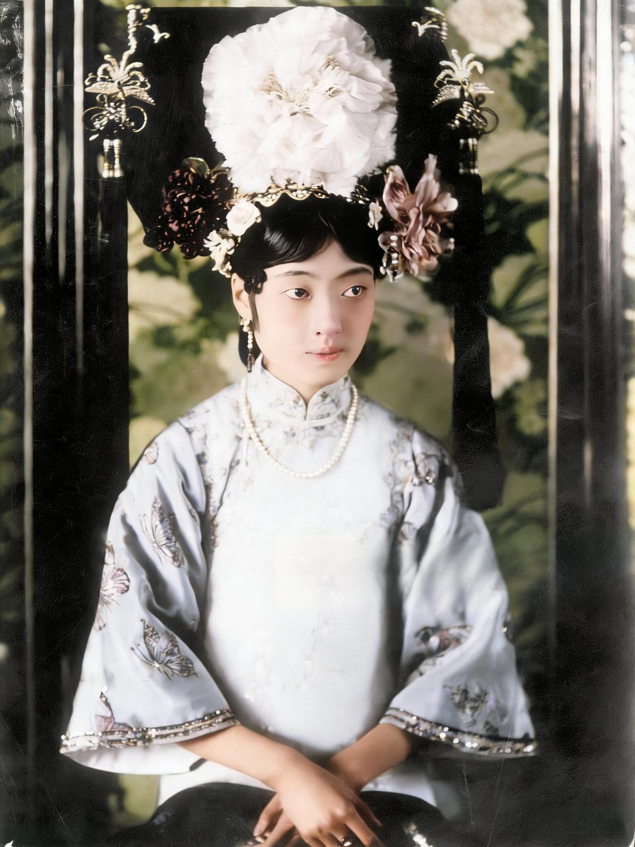 《婉容：从“被选中的皇后”到时代落幕的背影》
很多人第一次看到婉容这张老照片，都