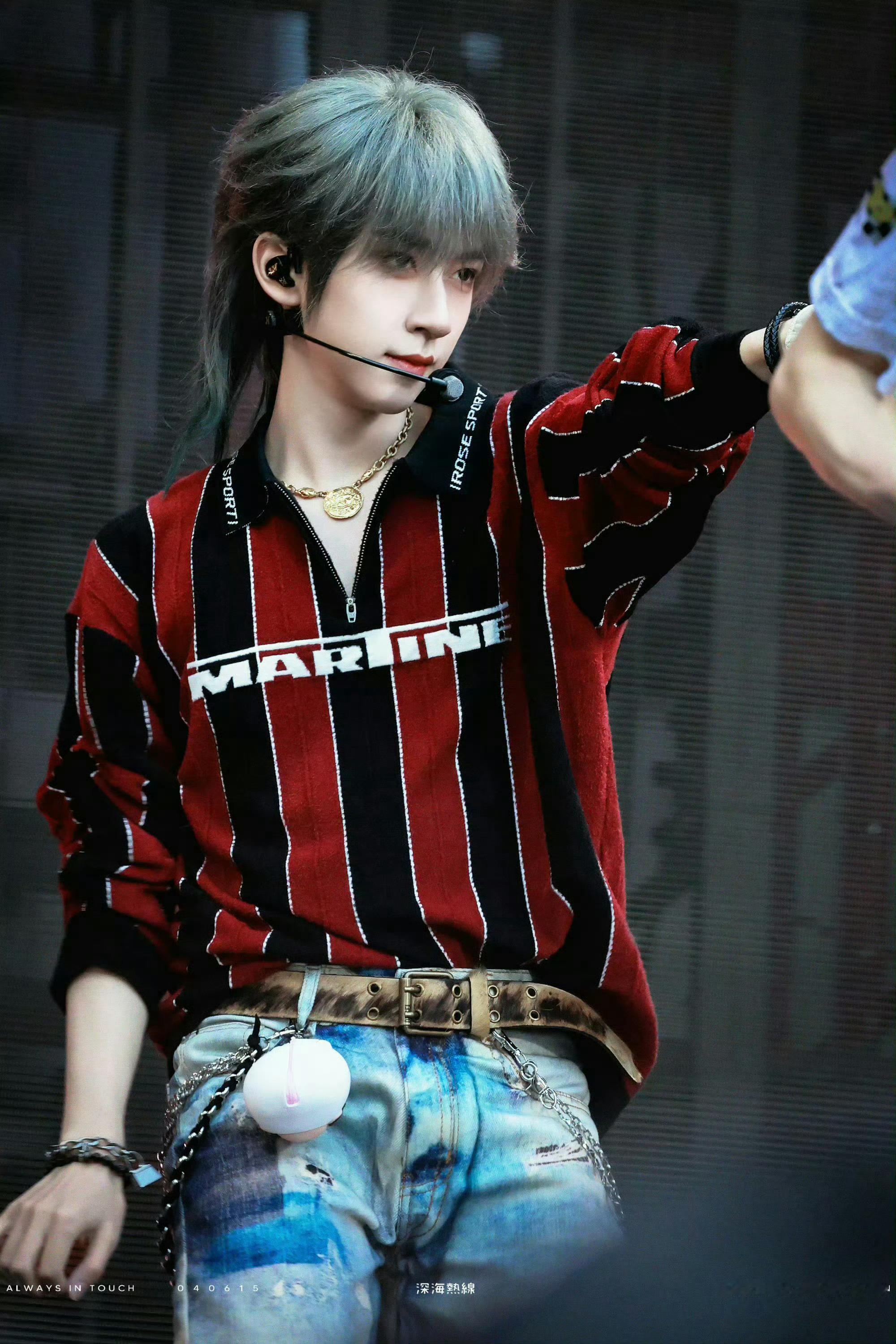 贺峻霖✖️TF家族新年音乐会 📷贺峻霖银发狼尾