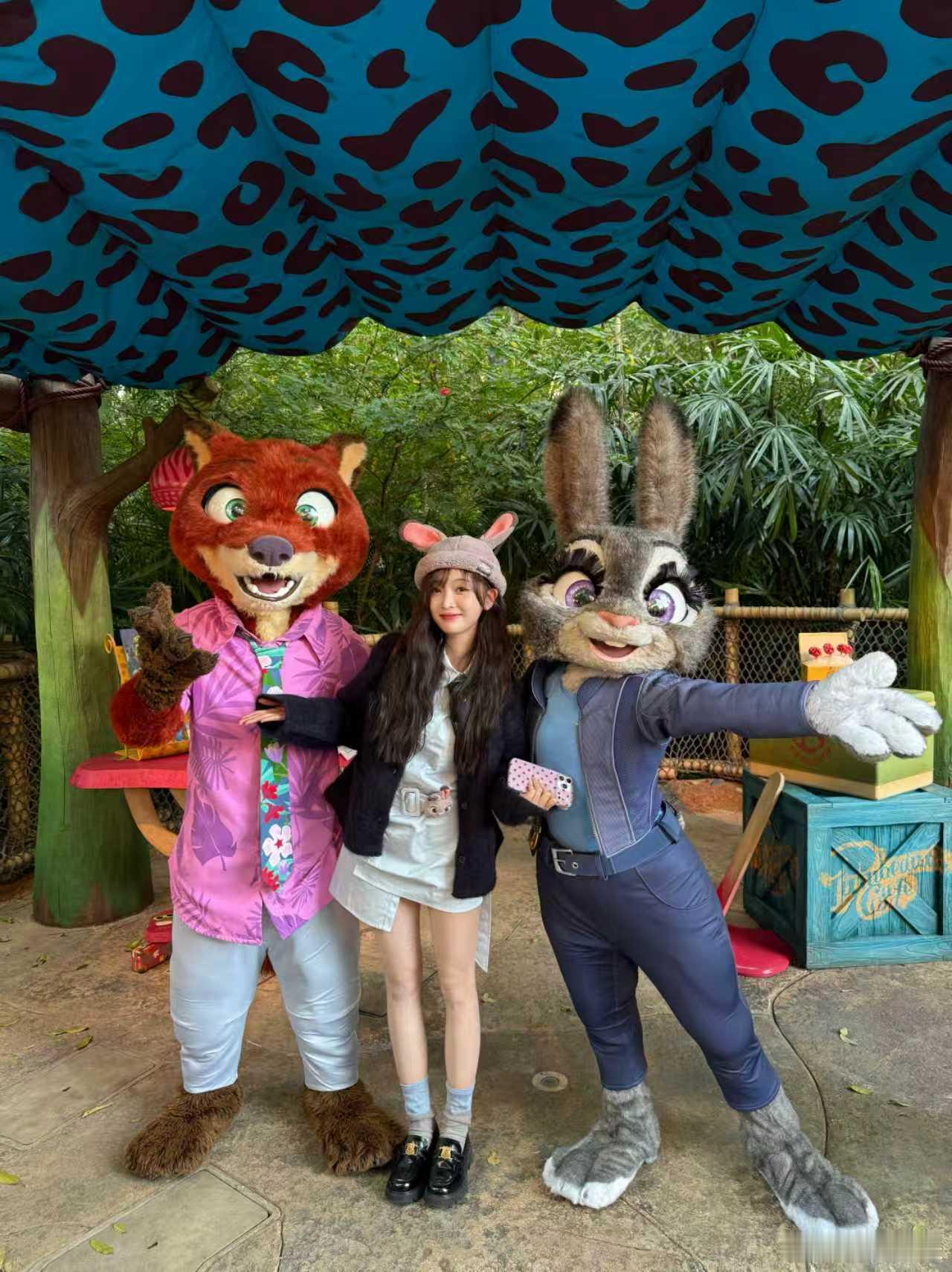 吴宣仪迪士尼暴走plog吴宣仪和朱迪尼克合照吴宣仪迪士尼暴走plog来啦！和朱迪