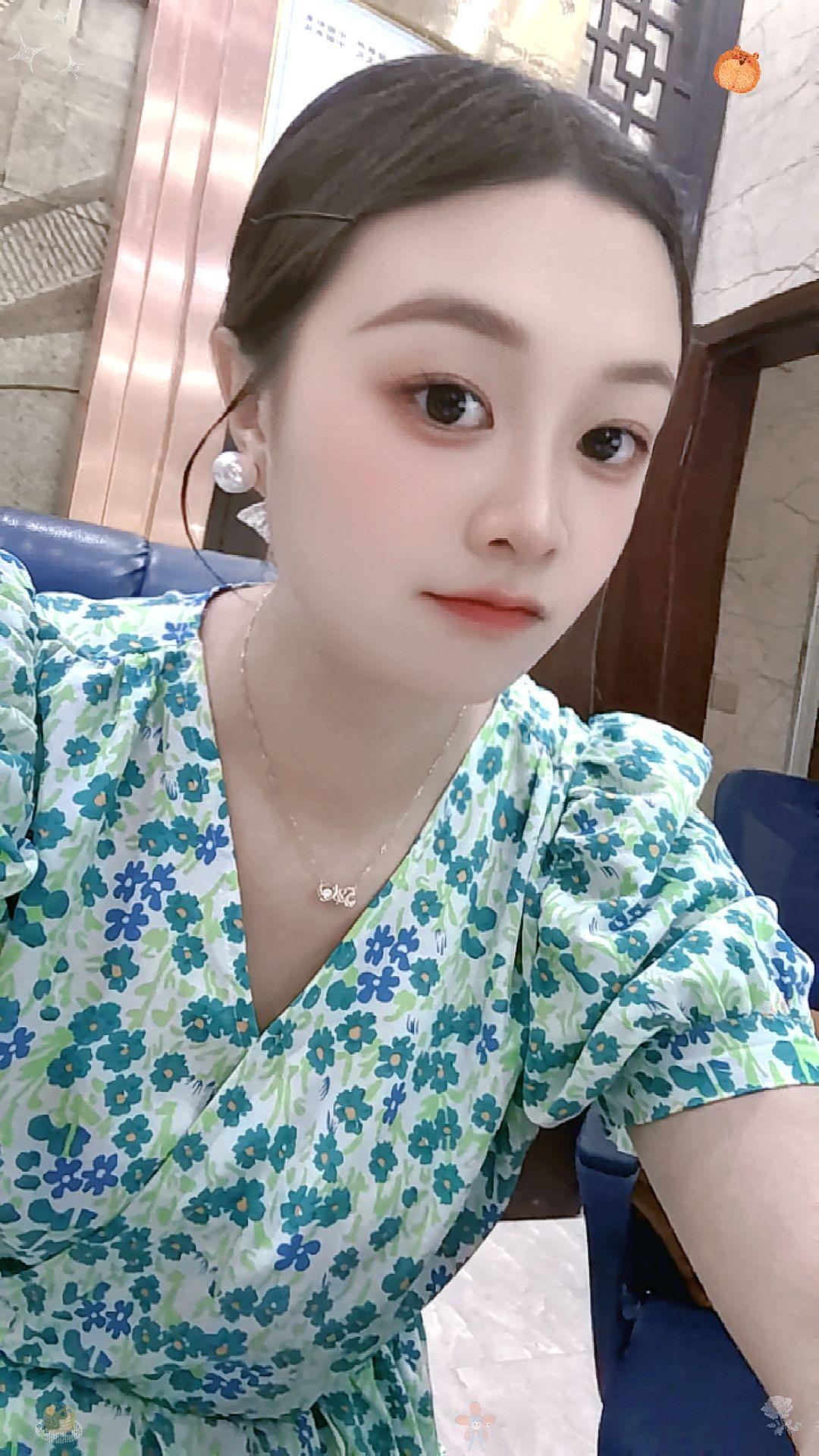 我该怎么形容她呢！ 她倔犟又要强，矛盾又清醒，勇敢又胆小。 她信因果...
