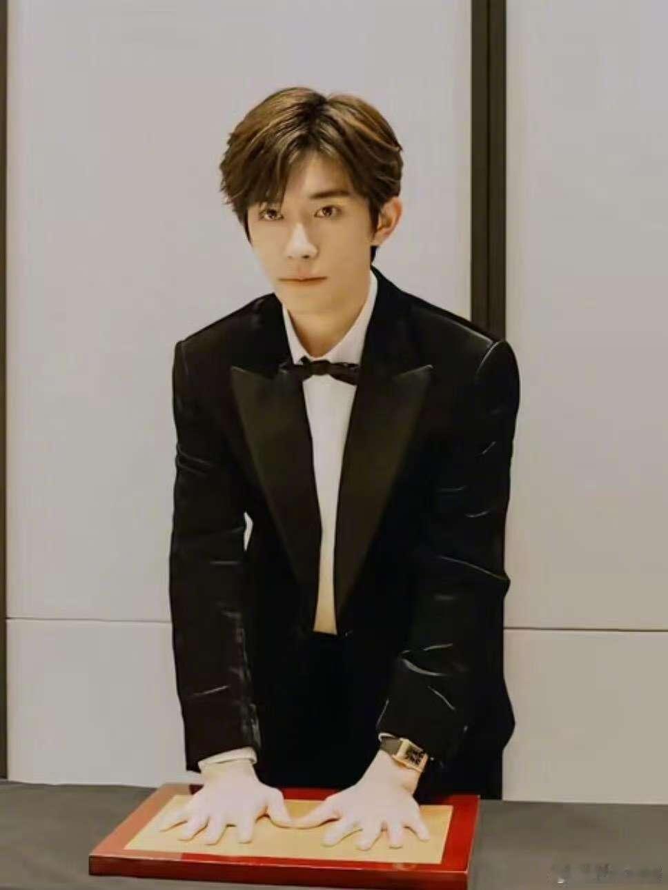 易烊千玺金鸡影帝留金手印，可以可以，