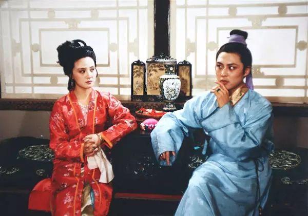 贾瑞为何敢撩王熙凤？
《红楼梦》中，贾瑞是贾府的旁支血脉，自幼父母双亡，跟着爷爷