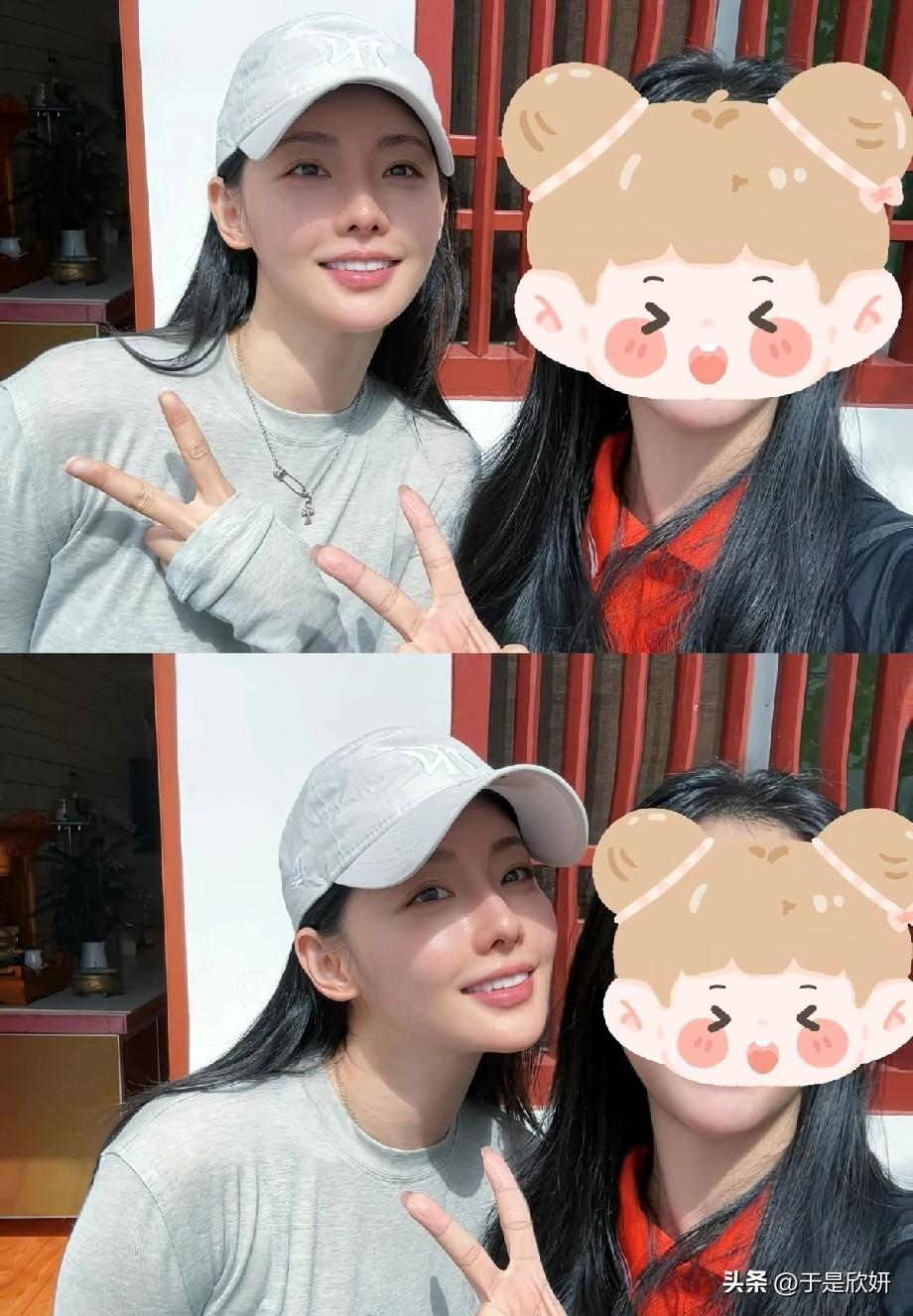 网友在海南偶遇张嘉倪，晒出的生图直接美上热搜！
照片里，她一身浅灰休闲装搭配棒球