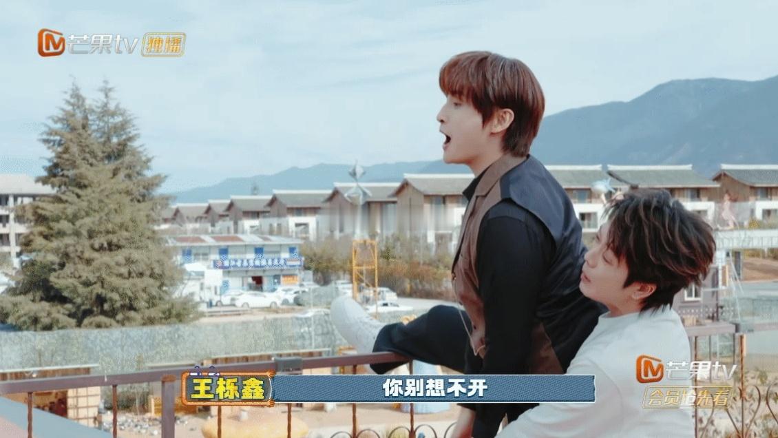 再就业男团拍短剧全员玩抽象 《快乐老友有风季》里，再就业男团集体抽象“发疯”，演