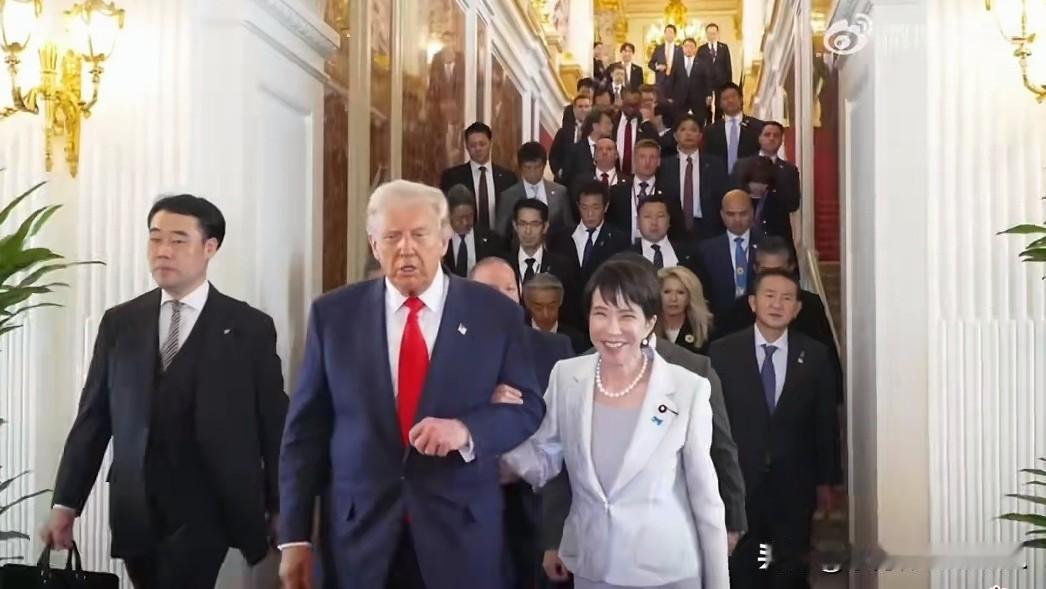 这女人，挽着美国总统的手臂，心花怒放；手搭智利总统的肩膀，心猿意马；抛向印尼总统