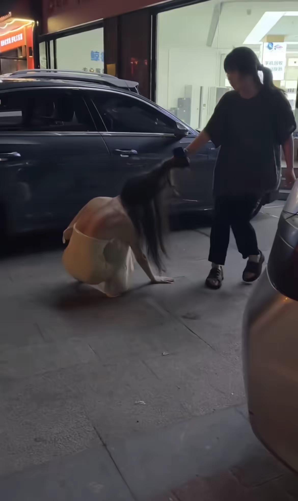 最近网上又闹得沸沸扬扬，

原配和第三者起冲突，

对方情绪激动选择跳河，看得人